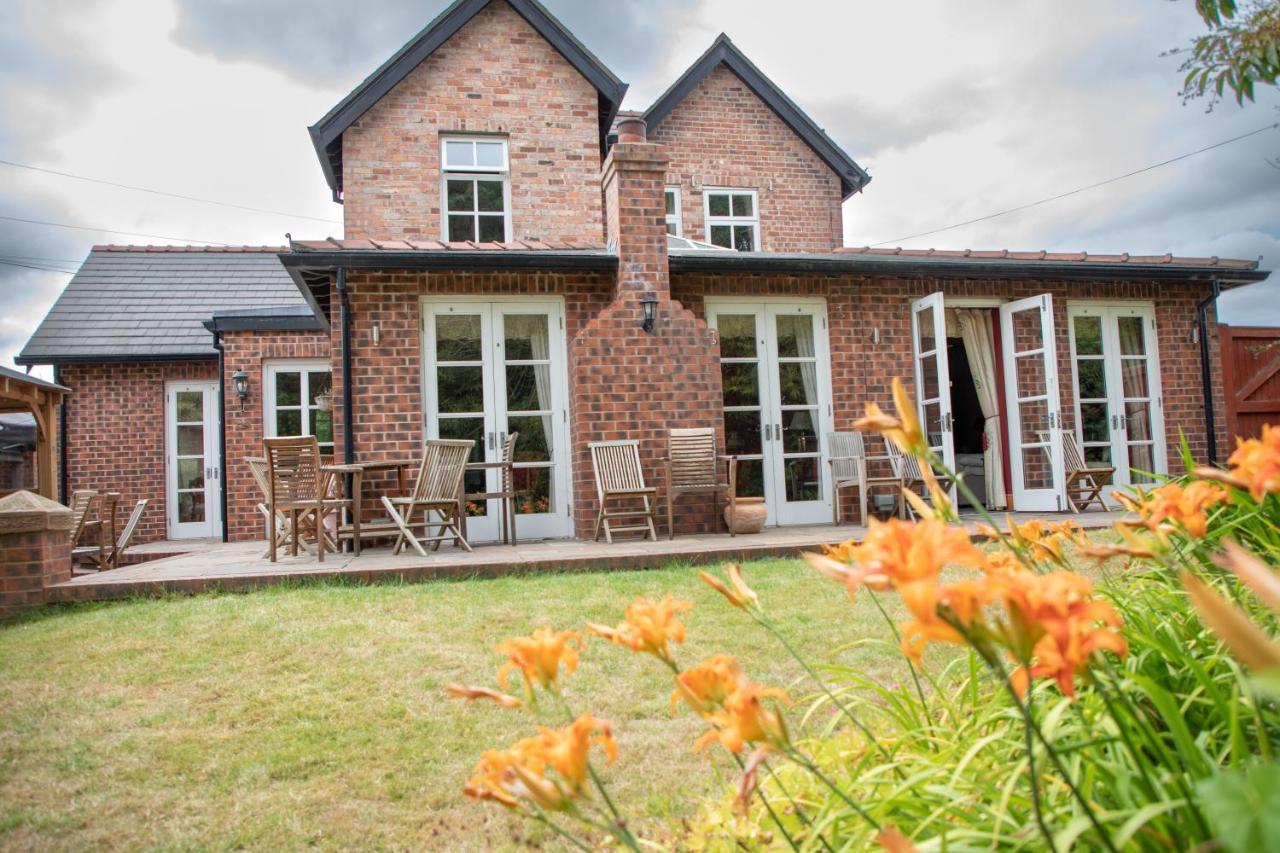 Mere Brook House Wirral Extérieur photo